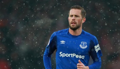 华体会官方|骑士捍卫主场！莫布利点赞阿伦防守统治力，恩比德遭严密限制