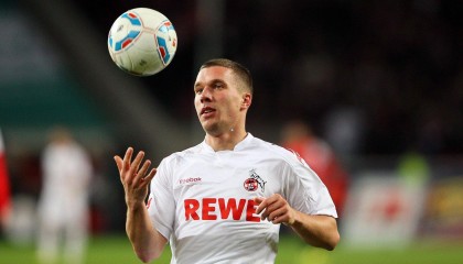 华体会官方：官方宣布，乔纳森-戴维第三度荣膺加拿大年度最佳男足球员，2025年再续传奇