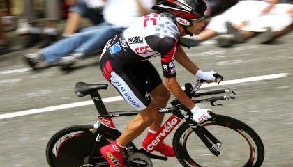 华体会网站|维拉主场逆转曼联2-1取胜，关键数据深度剖析比赛胜负