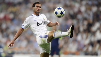 华体会|穆勒与埃贝尔看台欢笑庆祝卡尔进球，身份升级引新时代猜想