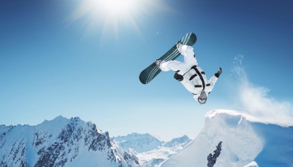 华体会官网：伊萨克巧妙拨球突破范德芬防守，绿茵场上演个人技术秀